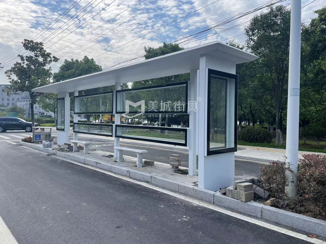 安(ān)徽金寨(zhài)公交候車亭現場安裝(zhuāng)圖