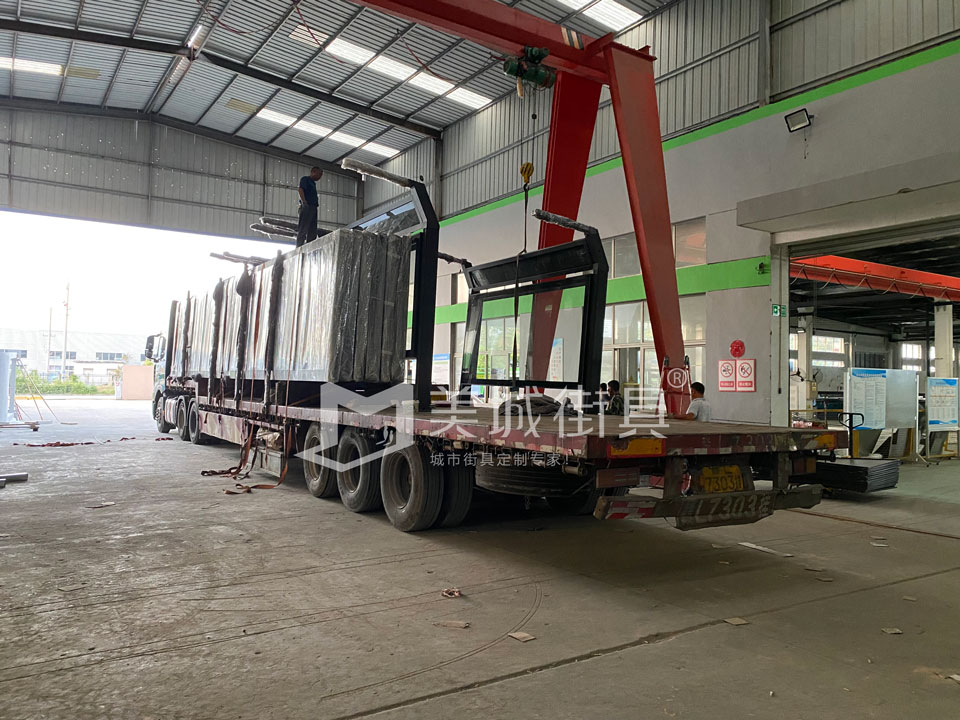 2022.9.2191抖阴下载_街具(jù)供應鹹陽候車亭第二車發貨現場 2022.9.2191抖阴下载_街具供應鹹陽候車亭第二車發貨現(xiàn)場